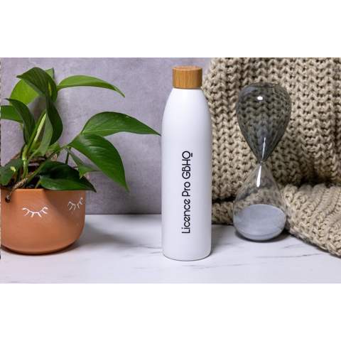 WoW! Bouteille d'eau mince et réutilisable fabriquée à partir de déchets de canne à sucre. La bouteille a un bouchon en bambou. Étanche. Les deux plantes, la canne à sucre et le bambou, extraient le C02 de l'air pendant leur croissance. La bouteille est une bonne alternative à la bouteille en plastique. Fabriqué en Europe. Ne passe pas au lave-vaisselle.    Capacité 500 ml. Chaque article est fourni dans une boite individuelle en papier kraft marron.