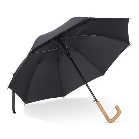 Parapluie bâton en R-PET avec une poignée en crochet en bois au design emblématique. Grâce au cadre en fibre de verre, le parapluie est résistant aux tempêtes. Les embouts sont en bambou et la tige est en métal pour un meilleur recyclage et le matériau chiné donne au parapluie un aspect luxueux (le noir est de couleur unie).