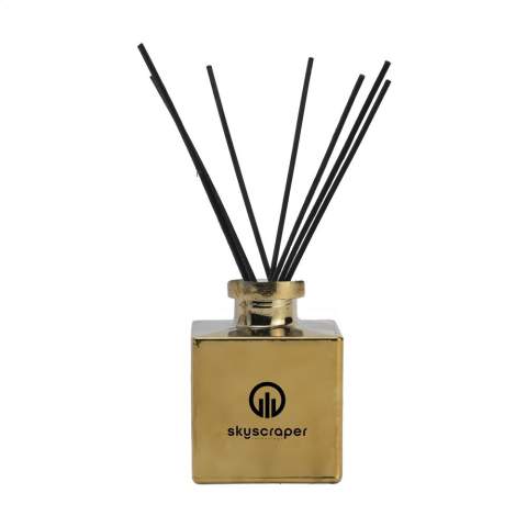 Bâtonnets parfumés de la marque Janzen, au parfum Euphoria. Grâce au bois spécial utilisé pour les bâtonnets, votre parfum préféré se répand dans toute la maison. Convient à toutes les pièces de la maison – de la chambre aux toilettes, du bureau à la cuisine. Le nombre de bâtonnets vous permet de déterminer l’intensité du parfum. Plusieurs univers se rencontrent dans ce parfum riche et aromatique. Laissez-vous séduire... Laissez la chaleur de l’ambre vous emmener dans un voyage au cœur de l’Orient. Une combinaison spectaculaire avec les effets purifiants et clarifiants du pamplemousse, fruit à la saveur douce et amère. Le tout accompagné de notes subtiles de menthe, de rhubarbe et de violette. Ce flacon en verre est rempli de 200 ml d'huile de parfum et est livré avec bâtonnets.  Emballé par set dans un coffret cadeau. Par set dans une boîte.