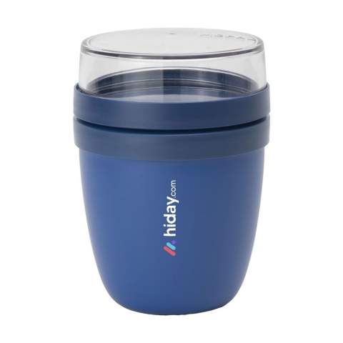 Dieser Plastikbehälter der Marke Mepal ist ein praktisches Produkt zum Mitführen von Lebensmitteln. Der Behälter hat zwei Teile. Durch eine Drehbewegung lassen sich die beiden Teile voneinander trennen. Beide Teile haben einen separaten Deckel. Die ideale Lösung, um Geschmiere beim Mischen zu vermeiden. Der Inhalt des oberen, transparenten Behälters beträgt 120 ml, d. h. dort ist Platz für ca. 50 g Müsli oder Obst. Der Inhalt des unteren Behälters bietet mit 300 ml genug Platz für eine Portion Suppe, Nudeln oder Joghurt. Ein qualitativ hochwertiges Produkt. BPA-frei, lebensmittelgeprüft und auslaufsicher. Geeignet für Mikrowelle (außer Deckel) und Gefriertruhe. 2 Jahre Mepal Herstellergarantie. Hergestellt in den Niederlanden.      LAGERBESTANDSINFORMATION: Bis zu 1.000 Stück innerhalb von 10 Arbeitstagen verfügbar. Ausnahmen vorbehalten. Verpackt pro Stück.