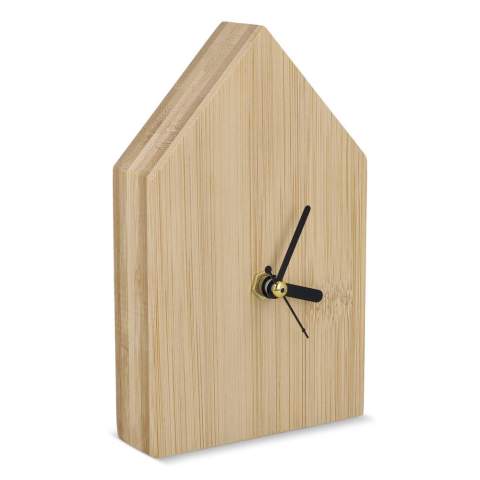 Die Schreibtischuhr Homestead vereint ein charmantes, hausförmiges Design mit einer Bambusoberfläche. Sie bringt gemütliche Atmosphäre in jedes Büro oder Zuhause. Mit Stunden-, Minuten- und Sekundenzeigern zeigt sie die Zeit präzise an. Inklusive Batterien und Geschenkbox.