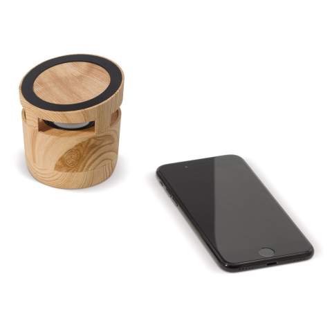 Ein Lautsprecher in luxuriöser Holzoptik und einer ausgezeichneten Soundqualität. Der einzigartige 2-in-1 Lautsprecher kann auch als kabellose Ladestation benutzt werden. Platzieren Sie Ihr Smartphone einfach auf den Lautsprecher, so können Sie Musik hören und gleichzeitig Ihr Smartphone aufladen. Einzeln verpackt in einer eleganten Geschenkbox mit Handbuch und Ladekabel.