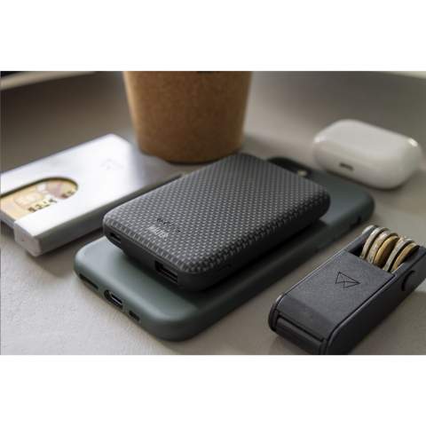 The ideal combination of a ABS power bank (5000 mAh) with the convenience of wireless charging. Equipped with 12 suction cups with which you can easily attach the power bank to the back of your phone as soon as you need extra power. Also easy to remove. You can charge anytime and anywhere. Small size and light in weight. Compatible with all devices that support Qi wireless charging. Not compatible with iPhone 12 and newer. Each item is supplied in an individual brown cardboard box.
