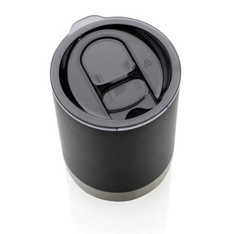 Deze prachtige beker heeft een gerecyclede roestvrijstalen constructie met vacuümisolatie om dranken tot 3 uur warm of tot 6 uur koud te houden. Door de trendy uitvoering met RVS detail is het een echte eyecatcher. De deksel met openschuiffunctie zorgt voor een perfecte drinkervaring. Gemaakt met RCS (Recycled Claim Standard) gecertificeerde gerecyclede materialen. RCS-certificering zorgt voor een volledig gecertificeerde toeleveringsketen van de gerecyclede materialen. Totaal gerecycled materiaal: 76% op basis van het totale gewicht van het item. BPA-vrij. Capaciteit 360ml. Inclusief FSC® gecertificeerde kraft verpakking.<br /><br />HoursHot: 3<br />HoursCold: 6