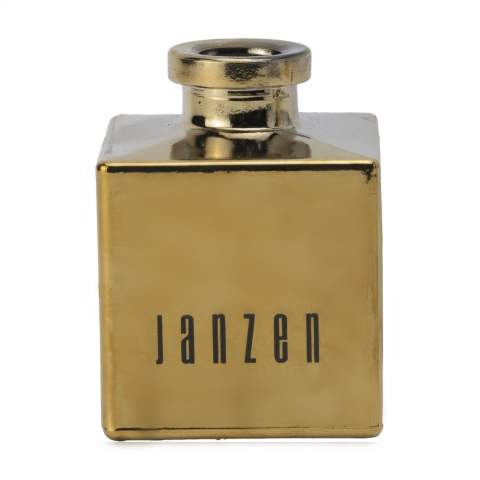 Bâtonnets parfumés de la marque Janzen, au parfum Euphoria. Grâce au bois spécial utilisé pour les bâtonnets, votre parfum préféré se répand dans toute la maison. Convient à toutes les pièces de la maison – de la chambre aux toilettes, du bureau à la cuisine. Le nombre de bâtonnets vous permet de déterminer l’intensité du parfum. Plusieurs univers se rencontrent dans ce parfum riche et aromatique. Laissez-vous séduire... Laissez la chaleur de l’ambre vous emmener dans un voyage au cœur de l’Orient. Une combinaison spectaculaire avec les effets purifiants et clarifiants du pamplemousse, fruit à la saveur douce et amère. Le tout accompagné de notes subtiles de menthe, de rhubarbe et de violette. Ce flacon en verre est rempli de 200 ml d'huile de parfum et est livré avec bâtonnets.  Emballé par set dans un coffret cadeau. Par set dans une boîte.