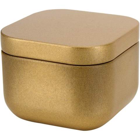 Bougie paraffine parfum vanille dans une boîte métallique carrée, pour une fragrance chaude et réconfortante dans toues les pièces de la maison. Le design élégant de la boîte carrée ajoute une touche de modernité, tandis que le riche arôme de vanille crée une atmosphère apaisante et chaleureuse. Parfait pour rehausser l’ambiance de votre maison, cette bougie constitue un excellent choix anti-stress ou comme cadeau attentionné. Poids de la bougie : 50 grammes. Durée de combustion : 8 à 12 heures.