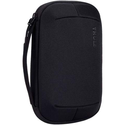 Le Thule Subterra Powershuttle de taille moyenne offre un espace de rangement bien pensé pour les chargeurs, cordons, adaptateurs, petits appareils électroniques, stylos et autres objets. Cet organiseur est doté de nombreuses poches polyvalentes et de boucles élastiques, ainsi que d'un porte-clés pratique. Son design épuré permet d'accéder facilement aux éléments essentiels lors des déplacements.