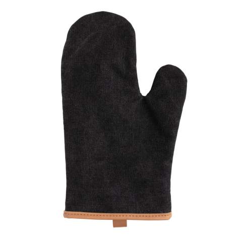 Gant de cuisine fabriqué et matelassé en toile de qualité supérieure de 16 oz, et avec un détail décoratif en PU. Protège les mains des objets chauds. Le pouce séparé assure une bonne prise en main. Lavage en machine à 30 degrés avec des couleurs similaires. Livré dans une boîte cadeau en kraft.
