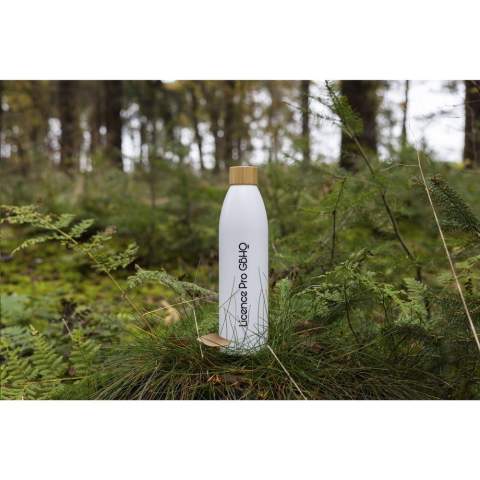 WoW! Bouteille d'eau mince et réutilisable fabriquée à partir de déchets de canne à sucre. La bouteille a un bouchon en bambou. Étanche. Les deux plantes, la canne à sucre et le bambou, extraient le C02 de l'air pendant leur croissance. La bouteille est une bonne alternative à la bouteille en plastique. Fabriqué en Europe. Ne passe pas au lave-vaisselle.    Capacité 500 ml. Chaque article est fourni dans une boite individuelle en papier kraft marron.