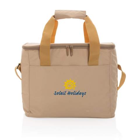 Pack your favourite food or beverages in this cooler bag! This beautiful large cooler bag can store up to 20 cans. With one front pocket for extra storage. All the hardware details are in the same colour as the exterior. Incorporating the AWARE™ tracer that validates the genuine use of recycled materials. Each cooler bag reused 10.3 PET bottles. 2% of proceeds of each Impact product sold will be donated to Water.org. Composition exterior 100% recycled polyester. Lining in PEVA.