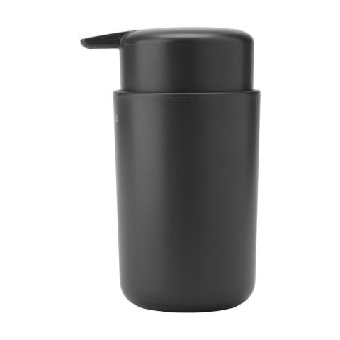 Brabantia zeepdispenser van kunststof, met drupvrije zeeppomp. Het uitneembare zeepreservoir heeft een grote navulopening en is groot genoeg voor de meeste navulverpakkingen. Gemakkelijk met één hand te bedienen. Een stijlvol badkameraccessoire met antislip onderzijde. Gemaakt van corroseriebestendige materialen. Geschikt voor 250 ml vloeibare zeep, shampoo en lotion. 100% recyclebaar. Met 5 jaar fabrieksgarantie.