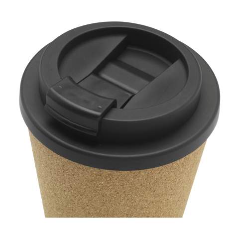 WoW! Natürlicher und wiederverwendbarer Kaffeebecher-to-go aus Kork der sowohl biologisch abbaubar als auch erneuerbar ist. Das Innere des Bechers besteht aus einem kompostierbaren Material namens Polylactid (PLA). Die beiden werden mit einer patentierten Technik (ohne Klebstoff) miteinander verschmolzen, so dass eine Doppelwand entsteht die Ihr Getränk stundenlang warm hält. Fassungsvermögen 350 ml.     PLA  Polylactid oder Polymilchsäure (PLA) ist ein thermoplastischer aliphatischer Polyester, der aus erneuerbaren Ressourcen gewonnen wird. Das bedeutet, dass PLA ein biologisch abbaubares Material ist, das aus Maisstärke hergestellt wird, die von Pflanzen produziert wird - natürlich und erneuerbar. Bei der Fermentierung dieser Maisstärke entsteht Milchsäure, aus der die Fasern für die Herstellung von PLA gewonnen werden. Wird einzeln in einem Kraftkarton geliefert.