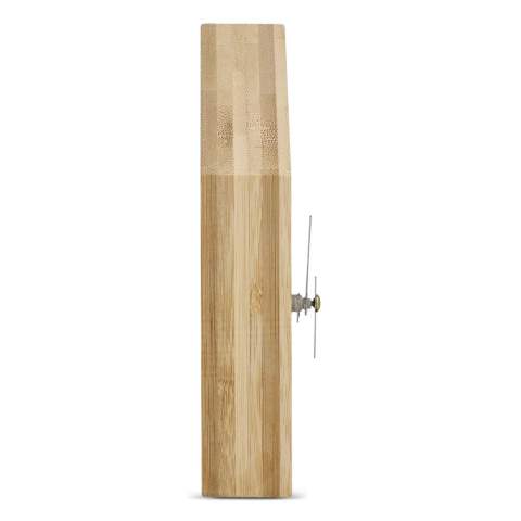 Die Schreibtischuhr Homestead vereint ein charmantes, hausförmiges Design mit einer Bambusoberfläche. Sie bringt gemütliche Atmosphäre in jedes Büro oder Zuhause. Mit Stunden-, Minuten- und Sekundenzeigern zeigt sie die Zeit präzise an. Inklusive Batterien und Geschenkbox.