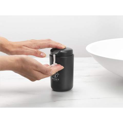 Brabantia zeepdispenser van kunststof, met drupvrije zeeppomp. Het uitneembare zeepreservoir heeft een grote navulopening en is groot genoeg voor de meeste navulverpakkingen. Gemakkelijk met één hand te bedienen. Een stijlvol badkameraccessoire met antislip onderzijde. Gemaakt van corroseriebestendige materialen. Geschikt voor 250 ml vloeibare zeep, shampoo en lotion. 100% recyclebaar. Met 5 jaar fabrieksgarantie.