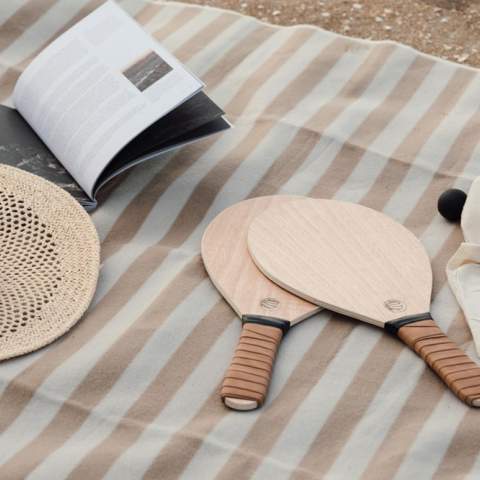 Elegantes Beach-Tennis-Spiel aus Pappelholz mit PU-Griffen für einen bequemeren Griff. Dieses Spiel ist leicht zu erlernen und eignet sich für Jung und Alt gleichermaßen. Enthält zwei Schläger und zwei Gummibälle, verpackt in einer Baumwolltasche, die das Mitnehmen erleichtert. Dieses Spiel ist ausschließlich für den Gebrauch im Trockenen und nicht für den Gebrauch im Wasser gedacht.