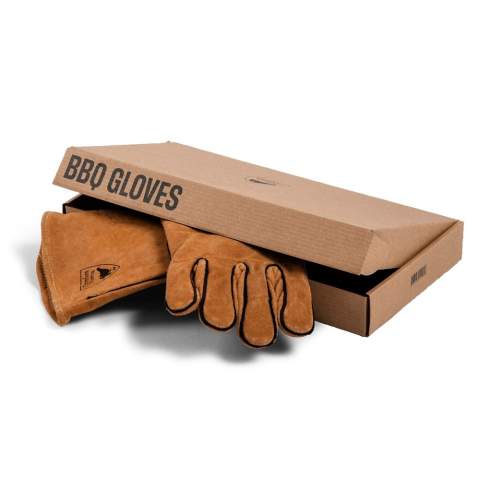 Deze stevige leren Orrefors Hunting BBQ handschoenenset beschermt je tegen het verbranden van je vingers of het verbranden van het haar op je onderarmen. De set wordt geleverd in een stijlvolle kartonnen doos. Orrefors Hunting producten zijn stevige en robuuste kwaliteitsproducten die je altijd en overal kunt gebruiken.