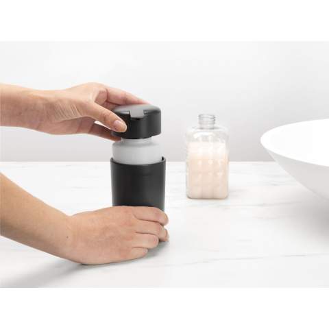 Brabantia zeepdispenser van kunststof, met drupvrije zeeppomp. Het uitneembare zeepreservoir heeft een grote navulopening en is groot genoeg voor de meeste navulverpakkingen. Gemakkelijk met één hand te bedienen. Een stijlvol badkameraccessoire met antislip onderzijde. Gemaakt van corroseriebestendige materialen. Geschikt voor 250 ml vloeibare zeep, shampoo en lotion. 100% recyclebaar. Met 5 jaar fabrieksgarantie.