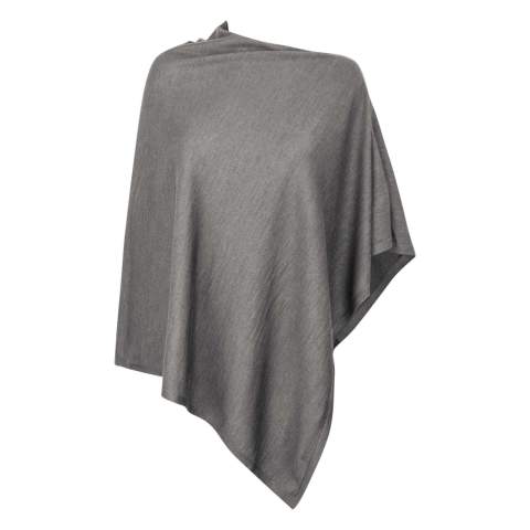 Fijngebreide poncho voor dames.