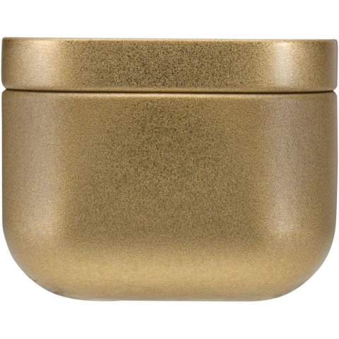 Bougie paraffine parfum vanille dans une boîte métallique carrée, pour une fragrance chaude et réconfortante dans toues les pièces de la maison. Le design élégant de la boîte carrée ajoute une touche de modernité, tandis que le riche arôme de vanille crée une atmosphère apaisante et chaleureuse. Parfait pour rehausser l’ambiance de votre maison, cette bougie constitue un excellent choix anti-stress ou comme cadeau attentionné. Poids de la bougie : 50 grammes. Durée de combustion : 8 à 12 heures.
