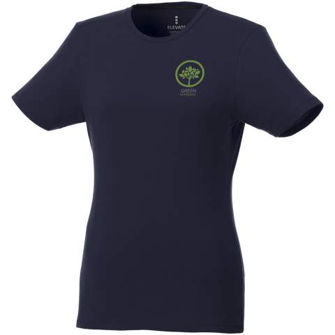 Das kurzärmelige GOTS-Bio-T-Shirt für Damen von Balfour ist eine stilvolle und nachhaltige Wahl. Hergestellt aus 95% GOTS-zertifizierter Bio-Baumwolle ist dieses T-Shirt nicht nur gut für die Umwelt, sondern auch weich und angenehm zu tragen. Die 5% Elastan sorgen für eine weiche und dehnbare Passform und mit seinem Rundhalsausschnitt und den kurzen Ärmeln ist dieses T-Shirt sowohl nachhaltig als auch modern. Der Stoff hat ein Gewicht von 200 g/m2, was dem Kleidungsstück ein langlebiges und hochwertiges Gefühl verleiht. Die GOTS-Zertifizierung gewährleistet eine 100%ig zertifizierte Lieferkette vom Rohmaterial bis zu unseren Drucktechniken und macht dieses Kleidungsstück zu einer umweltfreundlichen Wahl.