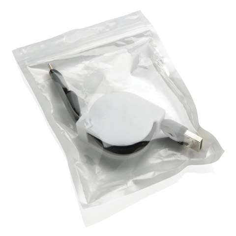 Compacte en oprolbare 3-in-1 oplaadkabel met type C en dubbelzijdige connector voor iOS- en Android-apparaten die micro-USB vereisen. Dankzij het rolmechanisme kan de 100 cm lange platte kabel gemakkelijk worden meegenomen zonder dat deze in de knoop raakt. ABS behuizing met TPU-kabel. Ook geschikt voor synchroniseren.