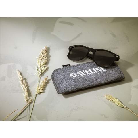 WoW! Protective cover of RPET quality felt. This felt comes from recycled PET bottles and recycled textiles. Suitable for the safe storage of (sun)glasses. An environmentally friendly product.