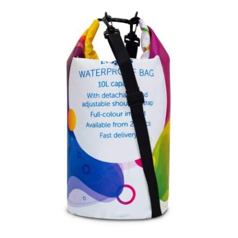 Praktische wasserdichte Tasche mit einem verstellbaren und abnehmbaren Schultergurt. Halten Sie Ihre Wertsachen am Strand oder in der Nähe des Wassers sauber und trocken. Diese Tasche wird auf Bestellung gefertigt und kann vollflächig bedruckt werden. Kurze Lieferzeiten. Wasserdicht IPX5, geschützt gegen Niederdruck-Wasserstrahl aus beliebigem Winkel. Die Tasche darf nicht untergetaucht werden.