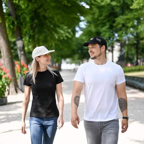 This 6-panel cap has a sporty appearance through the twisted panels. This is an ideal sporty accessory for everyday activities. The reinforced, brushed cotton panels are ideal for embroidery as well as transfers. With an adjustable copper-coloured buckle.