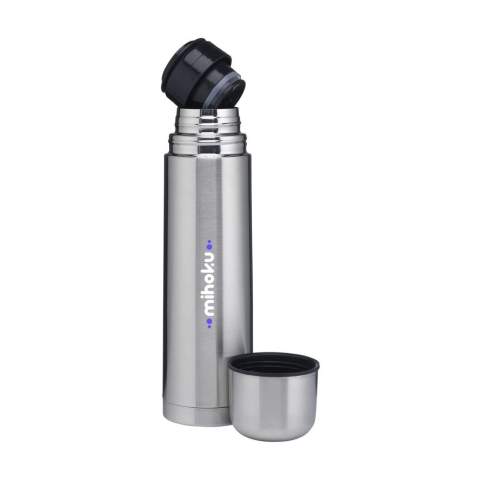 WoW! Bouteille thermo à double paroi en acier inoxydable recyclé et isolé sous vide. Donc incassables et solides. Le vide entre les parois isole le contenu et garde votre boisson chaude ou froide pendant longtemps. Avec bouchon/gobelet et système verseur pratique. Anti-fuite. Certifié RCS. Matière recyclée totale : 75%. Capacité 750 ml.     L'inox peut être recyclé de nombreuses fois tout en conservant en grande partie la qualité du matériau. En utilisant de l'acier inoxydable recyclé, on a besoin de moins de nouvelles matières premières. Cela signifie moins de consommation d'énergie et moins d'utilisation d'eau.