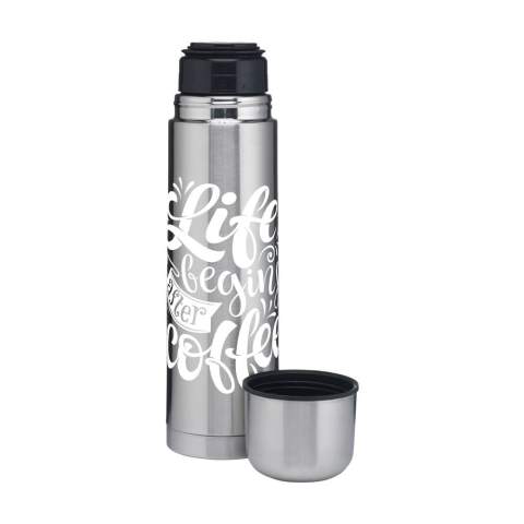 WoW! Bouteille thermo à double paroi en acier inoxydable recyclé et isolé sous vide. Donc incassables et solides. Le vide entre les parois isole le contenu et garde votre boisson chaude ou froide pendant longtemps. Avec bouchon/gobelet et système verseur pratique. Anti-fuite. Certifié RCS. Matière recyclée totale : 75%. Capacité 750 ml.     L'inox peut être recyclé de nombreuses fois tout en conservant en grande partie la qualité du matériau. En utilisant de l'acier inoxydable recyclé, on a besoin de moins de nouvelles matières premières. Cela signifie moins de consommation d'énergie et moins d'utilisation d'eau.