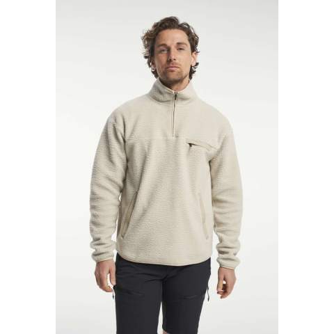 Deze fleecetrui met halve rits in een tijdloos design houdt je het hele jaar door warm. Hij is perfect onder een shelljack of solo op koude dagen. Hij staat geweldig op een jeans of onze outdoorbroek voor een complete look. Hij heeft een ritssluiting in de nek als stijlvol detail waarmee je je temperatuur kunt regelen. Je telefoon en sleutels berg je op in de twee zakken met ritssluiting aan de voorkant. Hij heeft ook een discreet Tenson-logo op de arm. De Yoke Half Zip is perfect als trui voor doordeweeks in de stad en in het weekend in de vrije natuur.