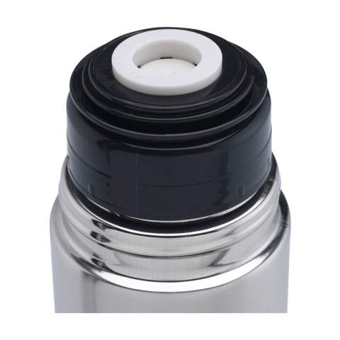 WoW! Bouteille thermo à double paroi en acier inoxydable recyclé et isolé sous vide. Donc incassables et solides. Le vide entre les parois isole le contenu et garde votre boisson chaude ou froide pendant longtemps. Avec bouchon/gobelet et système verseur pratique. Anti-fuite. Certifié RCS. Matière recyclée totale : 75%. Capacité 750 ml.     L'inox peut être recyclé de nombreuses fois tout en conservant en grande partie la qualité du matériau. En utilisant de l'acier inoxydable recyclé, on a besoin de moins de nouvelles matières premières. Cela signifie moins de consommation d'énergie et moins d'utilisation d'eau.