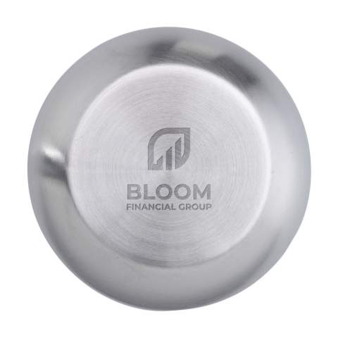 WoW! Bouteille thermo à double paroi en acier inoxydable recyclé et isolé sous vide. Donc incassables et solides. Le vide entre les parois isole le contenu et garde votre boisson chaude ou froide pendant longtemps. Avec bouchon/gobelet et système verseur pratique. Anti-fuite. Certifié RCS. Matière recyclée totale : 75%. Capacité 750 ml.     L'inox peut être recyclé de nombreuses fois tout en conservant en grande partie la qualité du matériau. En utilisant de l'acier inoxydable recyclé, on a besoin de moins de nouvelles matières premières. Cela signifie moins de consommation d'énergie et moins d'utilisation d'eau.