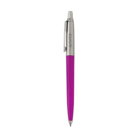 Stylo à bille  à encre noire de la marque Parker. Le corps résistant aux rayures est fabriqué en plastique recyclé, tandis que la partie supérieure, la pointe, le bouton-poussoir et le clip à flèche iconique sont réalisés en acier inoxydable recyclé. Le stylo est équipé d’une recharge Parker pour une expérience d’écriture fluide. Un instrument d’écriture à la fois élégant et fonctionnel, parfait pour un usage quotidien. Livré dans une boîte-cadeau Parker. Fabriqué en Europe. Emballage par pièce.