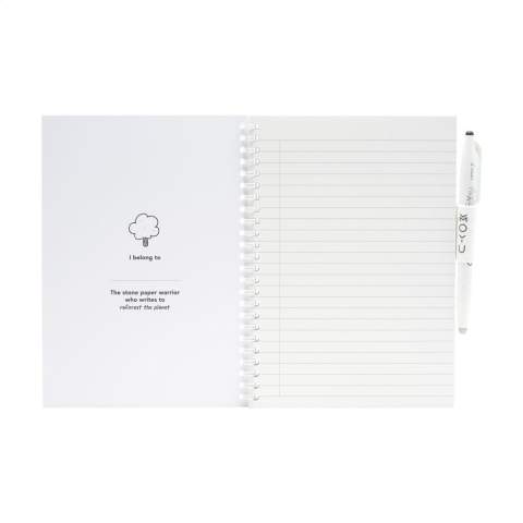 Carnet de notes effaçable A5 en papier de pierre de la marque MOYU. Avec une couverture souple et pliable de 400 g/m². Ce carnet comprend un stylo et un chiffon de nettoyage. Chaque page en papier de pierre est fabriquée naturellement sans bois et est aussi 100% recyclable. Ce carnet, avec une boucle élastique pour stylo et une reliure robuste à spirales comprend 18 pages du papier ligné. Prenez des notes avec le stylo MOYU spécial qui l'accompagne. Ce stylo contient l'encre Frixion d'origine. Cette encre spéciale sèche complètement sur le papier de pierre et s'efface facilement sans laisser de traces. Humidifiez légèrement le chiffon MOYU fourni avec un peu d'eau et effacez l'encre. De cette façon, les pages restent vides pour les nouvelles idées et les listes de tâches. Vous pouvez écrire 500 fois en moyenne sur du papier de roche. Ce carnet vous servira pendant des années.       Le papier de pierre est composé à 80% de calcaire et à 20% de plastique propre. Il est fabriqué naturellement sans bois et sa fabrication ne nécessite ni eau ni produits chimiques. La production de papier de pierre est donc plus économique et génère 67% de CO2 en moins que la production de pâte à papier. De plus, le papier de pierre peut être recyclé à l'infini, sans avoir à ajouter de nouvelles matières premières.