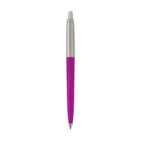 Stylo à bille  à encre noire de la marque Parker. Le corps résistant aux rayures est fabriqué en plastique recyclé, tandis que la partie supérieure, la pointe, le bouton-poussoir et le clip à flèche iconique sont réalisés en acier inoxydable recyclé. Le stylo est équipé d’une recharge Parker pour une expérience d’écriture fluide. Un instrument d’écriture à la fois élégant et fonctionnel, parfait pour un usage quotidien. Livré dans une boîte-cadeau Parker. Fabriqué en Europe. Emballage par pièce.