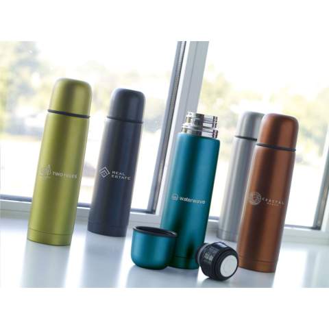 WoW! Bouteille thermo à double paroi en acier inoxydable recyclé et isolé sous vide. Avec bouchon/gobelet et système verseur pratique. Anti-fuite. Finition métallique. Anti-fuite. Ne passe pas au lave-vaisselle. Certifié RCS. Matière recyclée totale : 69%. Capacité 500 ml.     L'inox peut être recyclé à l'infini tout en conservant la qualité du matériau. En utilisant de l'acier inoxydable recyclé, on a besoin de moins de nouvelles matières premières. Cela signifie moins de consommation d'énergie, moins d'utilisation d'eau et une réduction des émissions de CO2. Chaque article est fourni dans une boite individuelle en papier kraft marron.