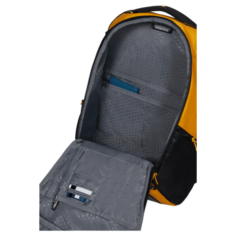 Ecodiver bepaalt de nieuwe standaard in het casual assortiment van Samsonite. Deze collectie combineert functionaliteit met een stijlvol design en is ontworpen met oog voor veiligheid en comfort. Gebruikmakend van gerecycleerde materialen, past Ecodiver perfect bij Samsonites wereldwijde strategie ‘Our Responsible Journey’. De waterafstotende coating maakt van deze collectie de perfecte keuze voor alle avonturen, in de natuur of in een stad. Samsonite geeft 2 jaar wereldwijde (beperkte) garantie op dit model.<br />De Laptop Backpack M USB is de middenmaat laptoprugzak uit de collectie die uitgerust is met een USB-poort. Het ruime hoofdcompartiment is gemakkelijk toegankelijk dankzij de ruime opening en geschikt voor A4 formaat documenten. Dankzij de verschillende insteekvakken en business organisatie kunnen spullen overzichtelijk worden opgeborgen. Aan rugzijde is een laptop-en tabletvak voorzien wat is uitgerust met waterdichte ritsen. Aan de voorzijde is de tas voorzien van een voorvak met ritssluiting en 2 zijvakken die als flessenhouder gebruikt kunnen worden. <br />Optimaal comfort is gegarandeerd dankzij het gevoerde rugpaneel, ergonomische schouderriemen, comfortabel handvat aan bovenzijde en een in hoogte verstelbare borstriem. Dankzij de smart-sleeve aan de achterkant is de tas gemakkelijk te bevestigen aan de trekstang van een koffer of reistas op wielen en de reflecterende details zorgen ervoor dat je extra opvalt in het donker. Safety First!