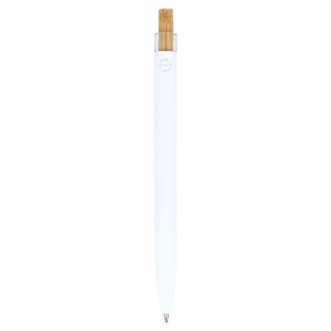 Le stylo à bille Kalmar offre un design élégant pour une expérience d'écriture fluide et fiable. Fabriqué à partir d'aluminium recyclé, il offre un agréable toucher et un poids satisfaisant dans votre main lorsque vous écrivez.