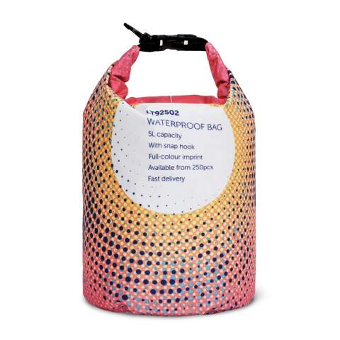Waterafstotende tas met karabijnhaak. Bescherm bezittingen tegen zand en water op het strand of bij het zwembad. Deze tas wordt naar wens gemaakt en kan all-over bedrukt worden. Korte levertijden. Waterafstotend IPX5, bestand tegen lage druk waterstromen uit alle richtingen. Houd de tas niet onder water.