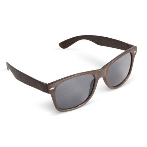Die neue Sonnenbrille "Justin" vereint Stil und Nachhaltigkeit. Diese Sonnenbrille aus innovativer Kaffeefaser definiert umweltfreundliche Mode neu. Mit UV400-Schutz schützt sie Ihre Augen und setzt gleichzeitig ein mutiges Statement.