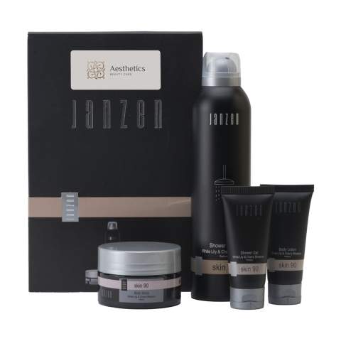 Een cadeaupakket met 4 bodyproducten voor heerlijke huidverzorging, in de geur Skin 90 van het merk Janzen. Inhoud:  • Shower Foam - 200 ml • Body Scrub - 125 gr • Body Lotion - 40 ml • Shower Gel - 40 ml. Dankzij de fijne verzorgende producten start jij de dag fris en vol zelfvertrouwen. Opgewekt en vrolijk, dat is Skin 90. De kersenbloesem heeft in Japan een haast heilige status. Met haar lichtroze blaadjes en aangename geur is de boom een waar feest voor de zintuigen. Het subtiele van de kersenbloesem wordt in dit parfum afgewisseld met het frisse van de lelie en krachtige van de tonkaboon. De fijne producten zijn verpakt in een luxe geschenkdoos. Per set in doos.