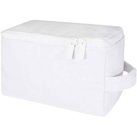 Organiseur de produits de toilette en coton et polyester recyclés de 500 g/m², doté d’un compartiment principal spacieux avec fermeture à glissière sécurisée et de plusieurs poches intérieures, idéal pour ranger les produits de toilette essentiels. Sa conception polyvalente est également adaptée à l’organisation de petits objets tels que les chaussettes ou les chargeurs, et permet de garder les bagages bien rangés. Le sac incorpore la technologie Cyclo® qui utilise des déchets pré-triés déterminant la couleur du fil. Ces fibres ne se contentent pas de réduire la demande en ressources vierges, elles témoignent également d'un engagement en faveur d'une vie circulaire, incarnant l'essence même de la réduction des déchets et de la promotion d'un système en boucle fermée. Chaque sac est également accompagné d'un traceur Aware™. Cette fonction innovante permet aux utilisateurs de retracer l'origine et le parcours de leur article au moyen d'un code QR, ce qui accroît la transparence de la chaîne d'approvisionnement et favorise un lien plus étroit entre le produit et son processus de production.