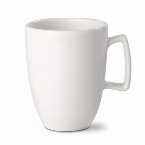 Weißer, edler Porzellanbecher von hochwertiger Qualität. Made in Europe. Ein edles Design mit eckigem Henkel.