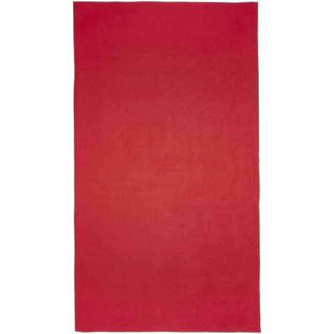De Pieter sporthanddoek absorbeert zeer goed, is licht, droogt snel en de stof is duurzaam en extreem zacht. Wanneer de handdoek is opgevouwen en vastgezet met de elastische band, is deze zeer compact, waardoor hij geschikt is om mee te nemen naar de sportschool, het zwembad of voor tijdens het backpacken of kamperen. De handdoek heeft een afmeting van 180 x 100 cm en is gemaakt van 90% GRS gerecycled polyester en 10% nylon en kan in de wasmachine gewassen worden op 40 °C. Geleverd met een opbergzakje (25 x 8,5 cm) gemaakt van gerecycled PET-plastic, dat een groot oppervlak biedt voor het afdrukken van een logo.