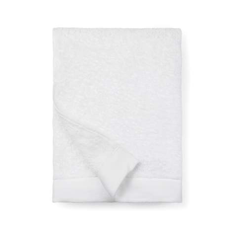 Serviette composée de 68 % de coton et de 32 % de Lyocell. Le Lyocell est une fibre naturelle extraite de forêts certifiées. Le processus est aussi économe en énergie et en produits chimiques que possible. Le résultat est un tissu frais, doux et durable, avec un toucher agréable et, grâce au mélange de Lyocell, une excellente capacité d'absorption. Fabriqué dans une gamme de couleurs terreuses et dans une variété de tailles.