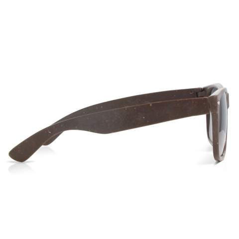 Die neue Sonnenbrille "Justin" vereint Stil und Nachhaltigkeit. Diese Sonnenbrille aus innovativer Kaffeefaser definiert umweltfreundliche Mode neu. Mit UV400-Schutz schützt sie Ihre Augen und setzt gleichzeitig ein mutiges Statement.