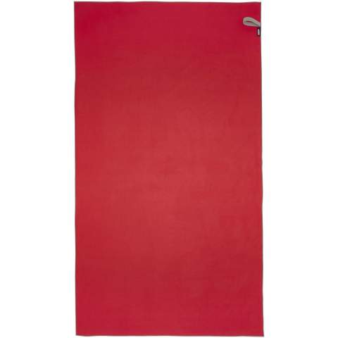 De Pieter sporthanddoek absorbeert zeer goed, is licht, droogt snel en de stof is duurzaam en extreem zacht. Wanneer de handdoek is opgevouwen en vastgezet met de elastische band, is deze zeer compact, waardoor hij geschikt is om mee te nemen naar de sportschool, het zwembad of voor tijdens het backpacken of kamperen. De handdoek heeft een afmeting van 180 x 100 cm en is gemaakt van 90% GRS gerecycled polyester en 10% nylon en kan in de wasmachine gewassen worden op 40 °C. Geleverd met een opbergzakje (25 x 8,5 cm) gemaakt van gerecycled PET-plastic, dat een groot oppervlak biedt voor het afdrukken van een logo.