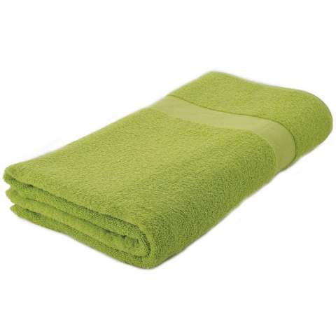 Durable, sumptuous, extremely absorbent and exceptionally soft, this towel allows you to enjoy a pleasurable day at the spa or on the beach, courtesy of its large size and outstanding quality. With a 6 cm border.