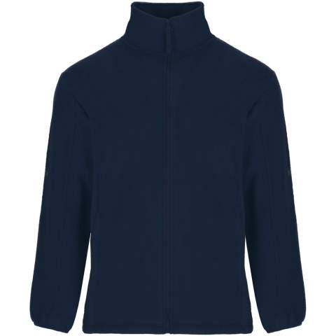 Fleecejacke mit gefüttertem Stehkragen und entsprechend verstärkten und verdeckten Nähten. Eingespritzter Reißverschluss mit passendem Zipper aus Stoff. Seitentaschen. Ärmelbündchen mit Gummizug. Unterer Saum mit seitlichem Reißverschluss. Herausnehmbares Etikett. Das Modell ist 115 cm groß und trägt Größe 5/6.